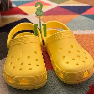 Crocs classic clogs lemon NWT. Women’s size 6. But also a men’s 4.